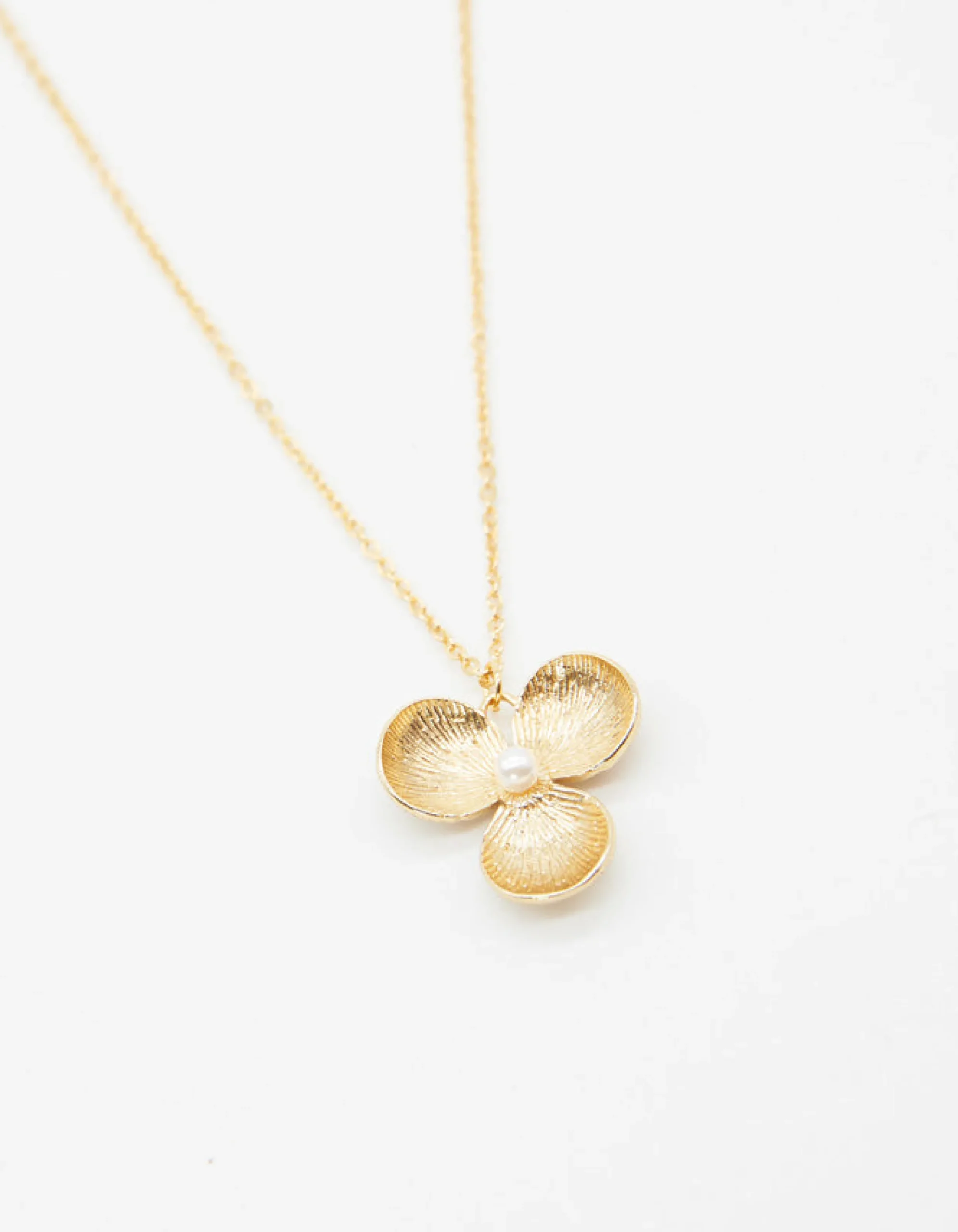 Pearl Centre Hydrangea Necklace